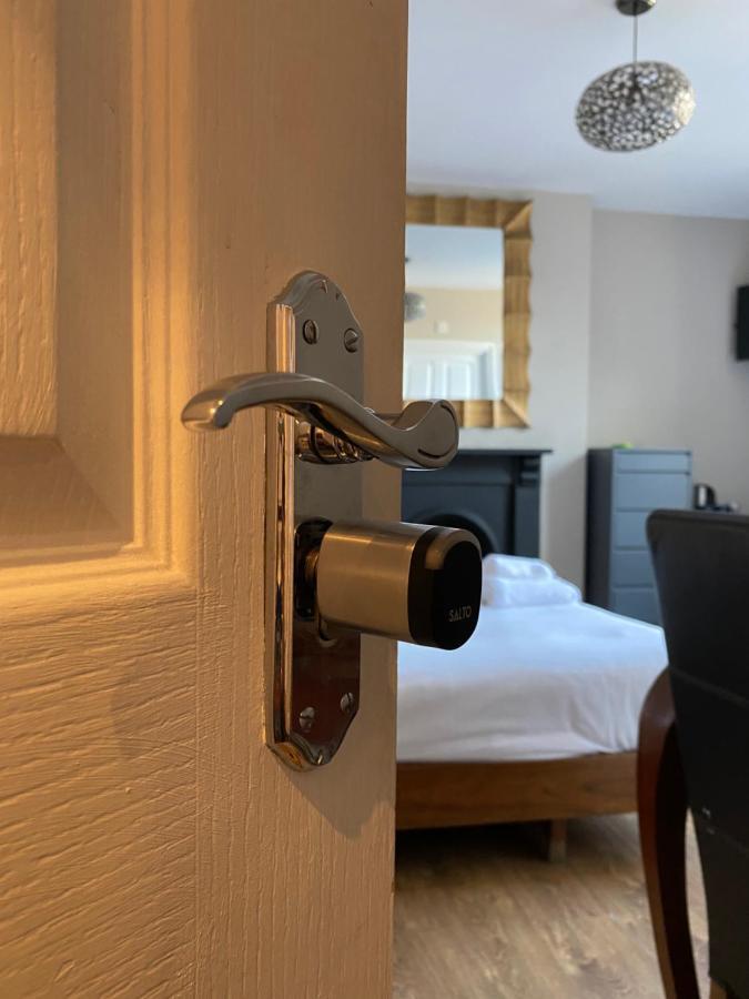 Number One Hundred Bed And Breakfast Cardiff Bagian luar foto