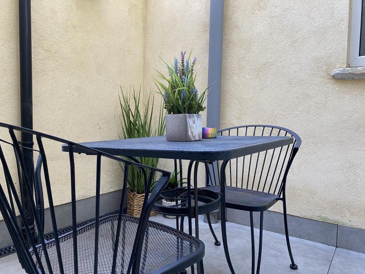 Number One Hundred Bed And Breakfast Cardiff Bagian luar foto