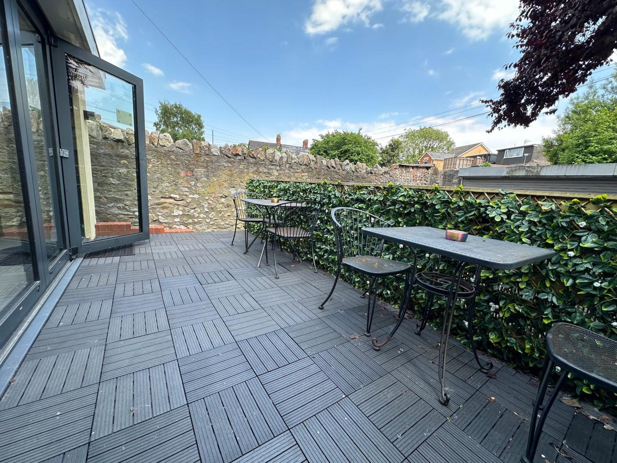 Number One Hundred Bed And Breakfast Cardiff Bagian luar foto