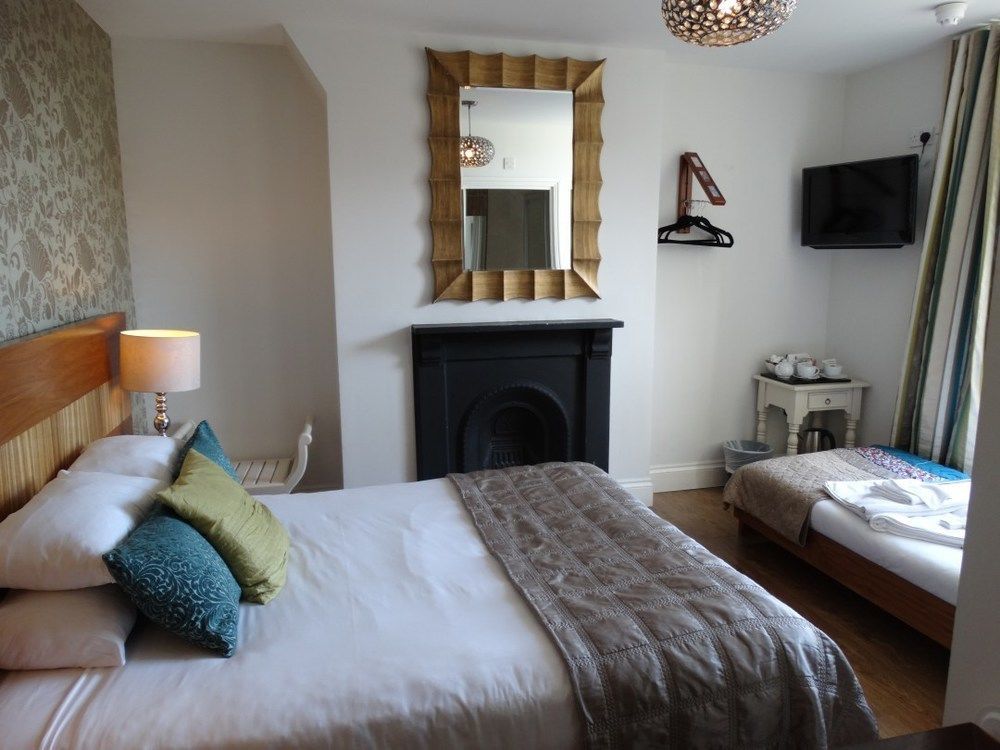 Number One Hundred Bed And Breakfast Cardiff Bagian luar foto