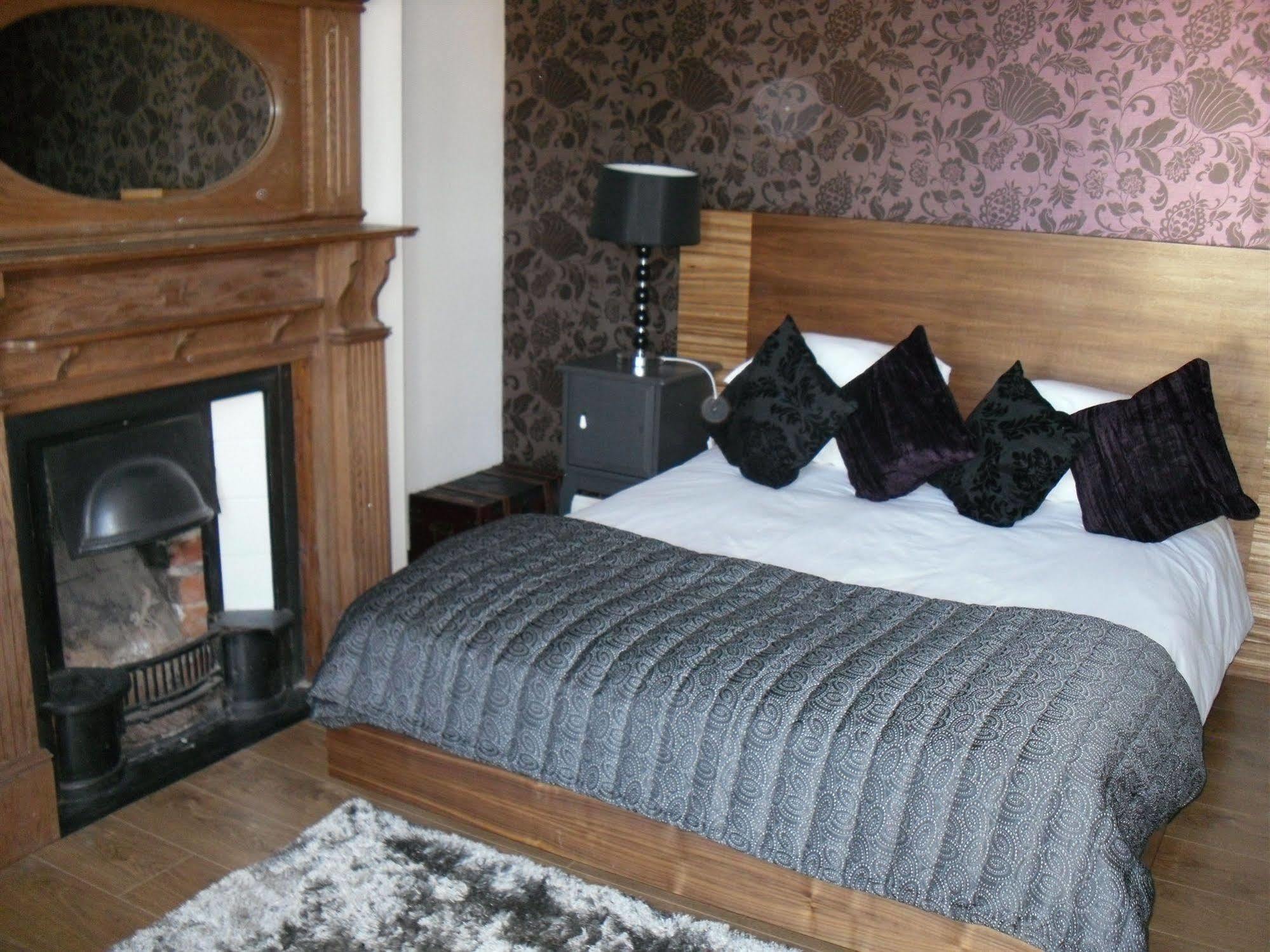 Number One Hundred Bed And Breakfast Cardiff Bagian luar foto