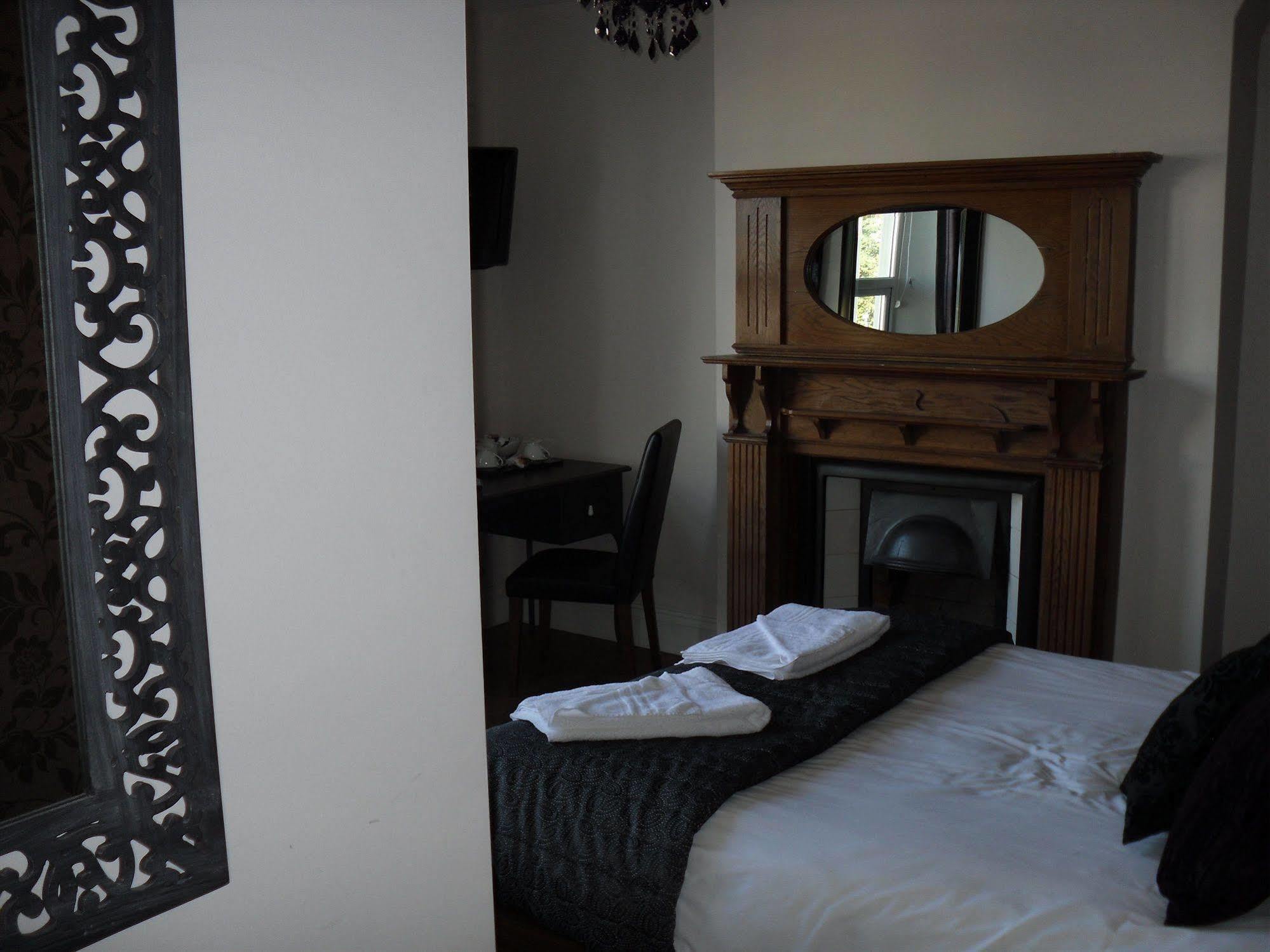 Number One Hundred Bed And Breakfast Cardiff Bagian luar foto